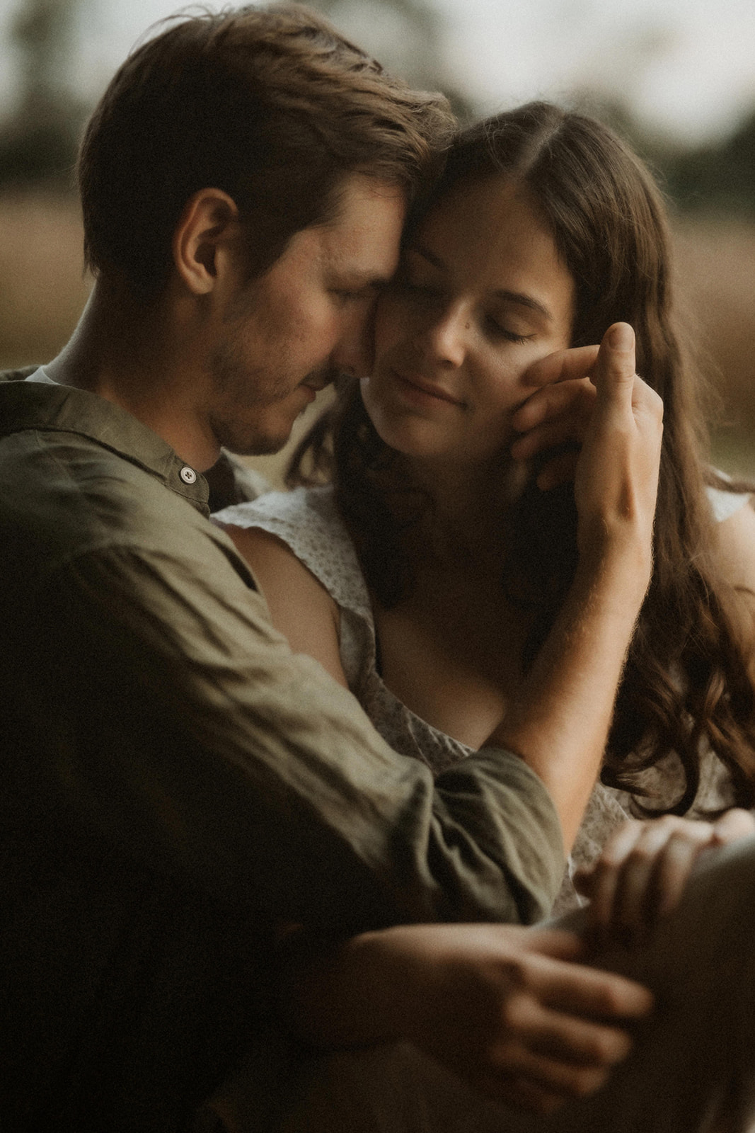 زوجان — إطار قريب