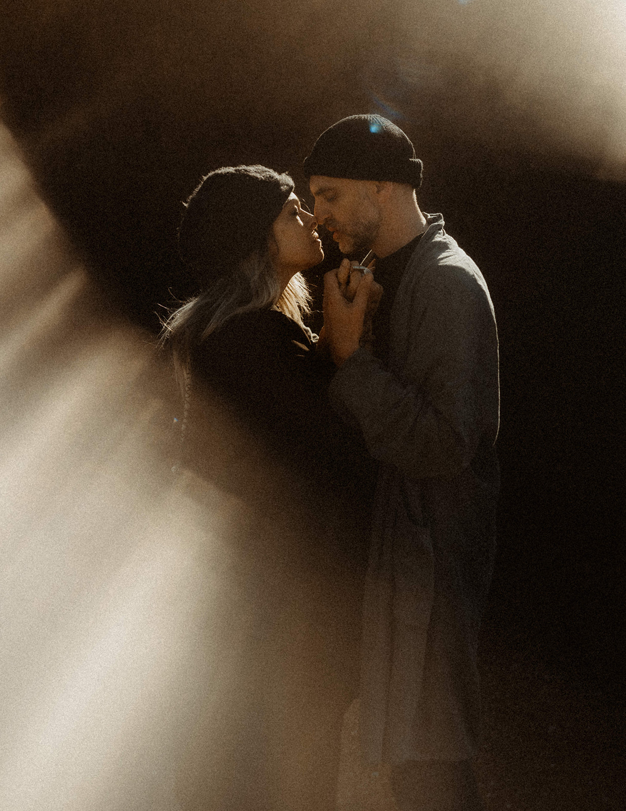 زوجان في ضوء ذهبي